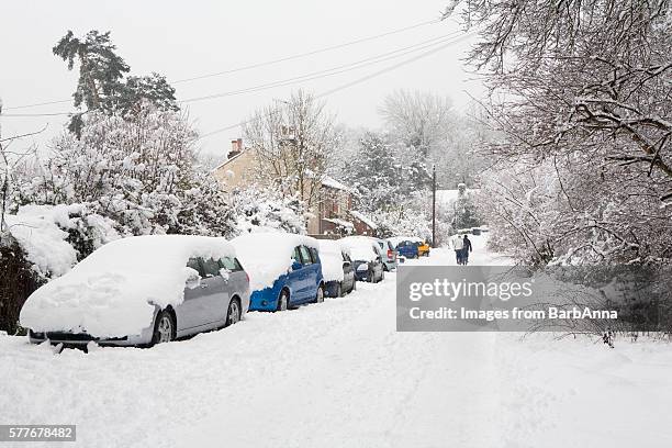 snow covered residential street in godalming, surrey, england, uk - surrey inglaterra fotografías e imágenes de stock