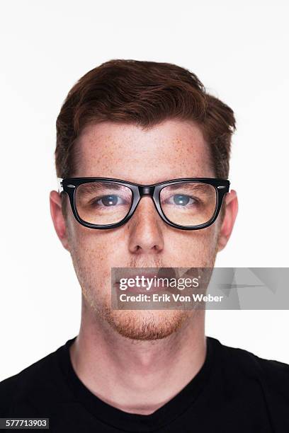 studio portrait of man on white background - gafas con marco grueso fotografías e imágenes de stock