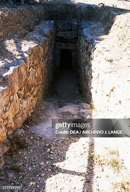 Drammos 19 Ancient Greek Dromos Stock Photos, High-Res Pictures, and Images ...