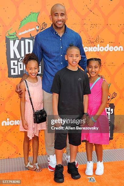 Player Dahntay Jones and kids arrive at the Nickelodeon Kids' Choice Sports Awards 2016 at UCLA's Pauley Pavilion on July 14, 2016 in Westwood,...