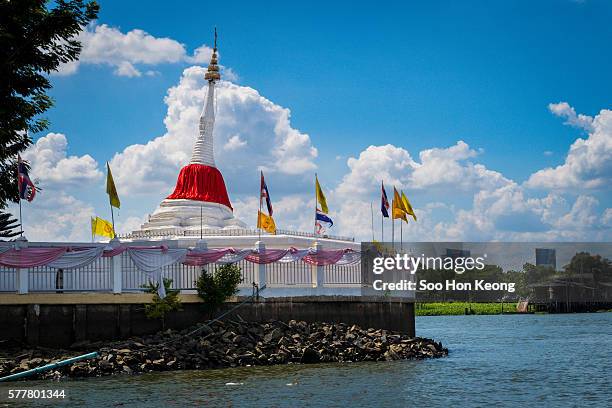 leaning stupa of koh kret, thailand - nonthaburi province stock pictures, royalty-free photos & images