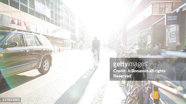 cycling on london uk - jc bonassin stockfoto's en -beelden