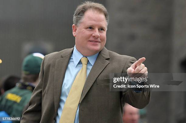 Oregon head coach Chip Kelly walks off the team bus before the start of the Oregon Ducks vs Arizona Wildcats game at Autzen Stadium in Eugene, Or.