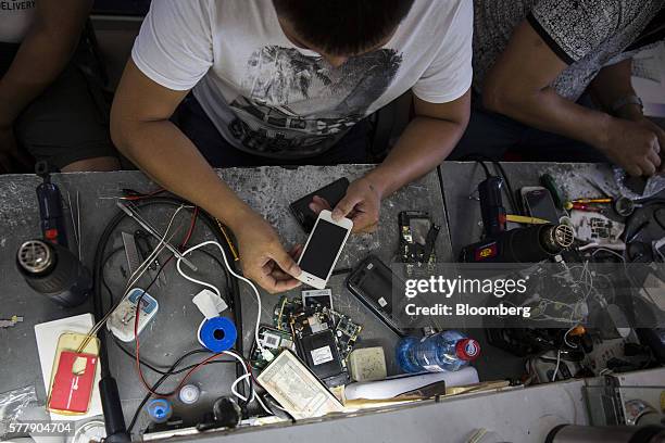 Mobile Phone Repair Shop Photos and Premium High Res Pictures - Getty ...