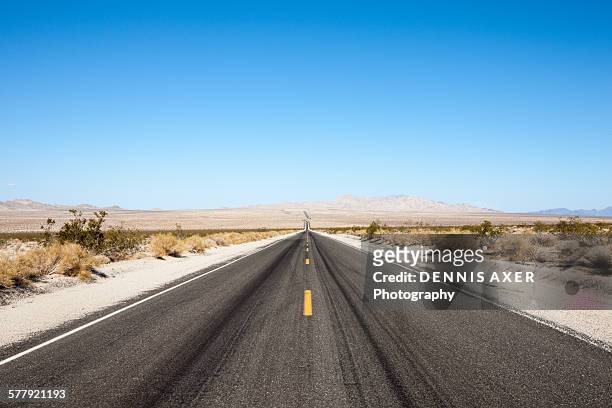 califonia desert road - wüstenstraße stock-fotos und bilder