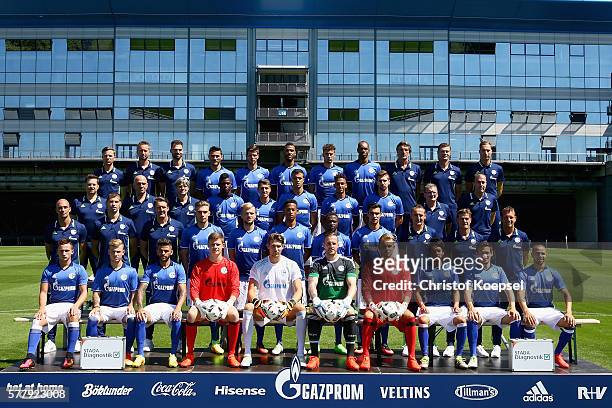 The upper row starts with leader of physiotherapists Thomas Kuehn, physiotherapist Holger Remmers, physiothrapist Tim Hielscher, Sead Kolasinac,...