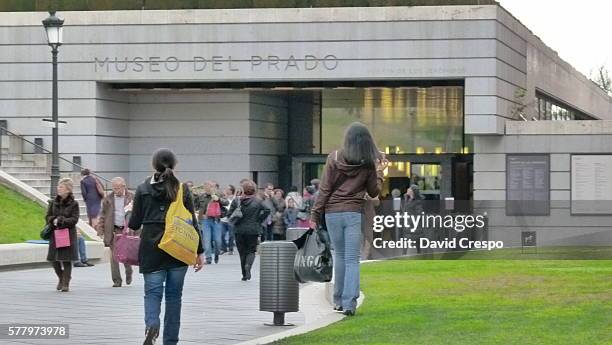 people at museo del prado - el prado museum stock pictures, royalty-free photos & images