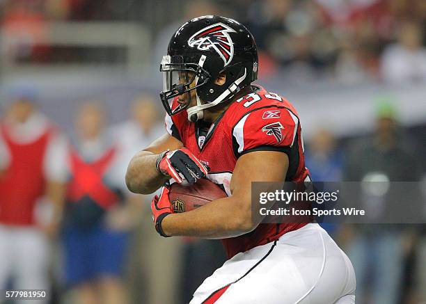 Atlanta Falcons running back Michael Turner rushes in the Green Bay Packers 48-21 victory over the Atlanta Falcons in the NFC Divisional playoff at...