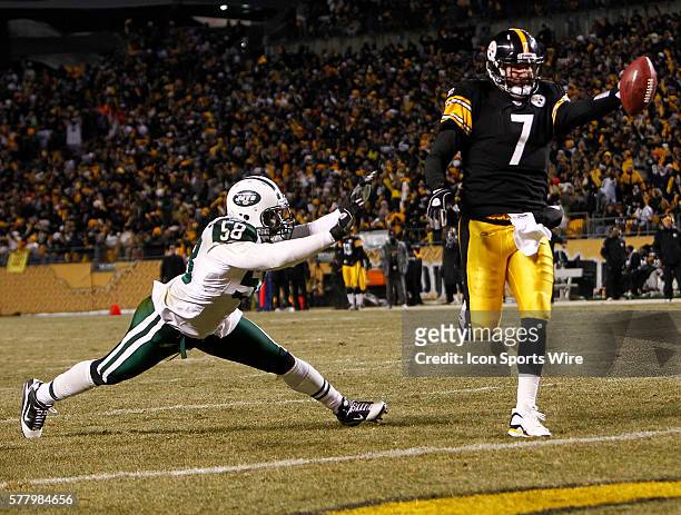 Pittsburgh Steelers quarterback Ben Roethlisberger runs in for a TD past New York Jets linebacker Bryan Thomas in the first half of the AFC...