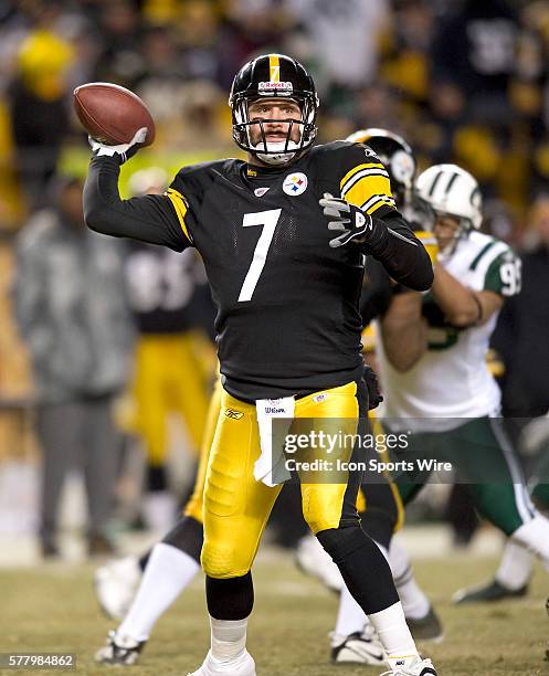 Jets vs Pittsburg Steelers AFC Championship game at Heinz Field Pittsburg Pa: Steelers quarterback Ben Roethlisberger looks for the open man during...