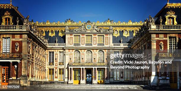 portrait of chateau de versailles - palace fotografías e imágenes de stock