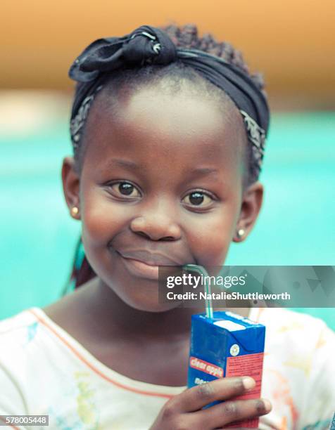 young girl drinking a juice box - juice carton 個照片及圖片檔