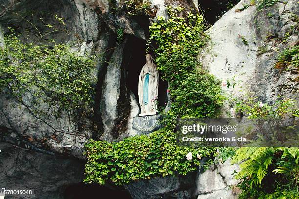 our lady of lourdes in the cave - lourdes stock-fotos und bilder