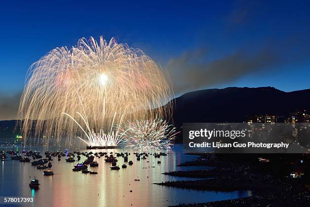 fireworks display at english bay, vancouver, bc - english bay stock-fotos und bilder