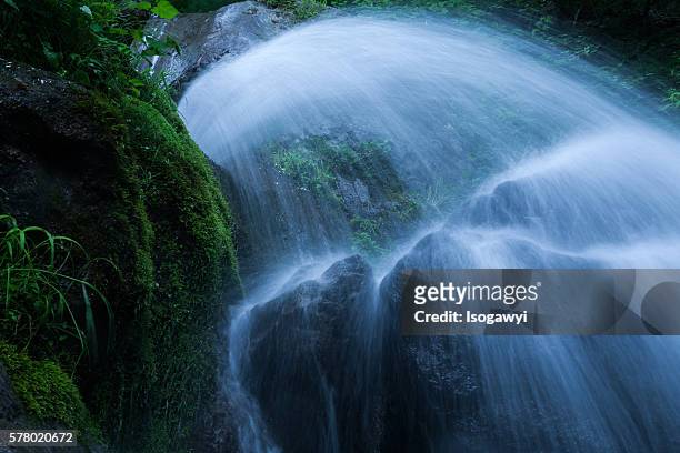 water splashes - isogawyi stockfoto's en -beelden