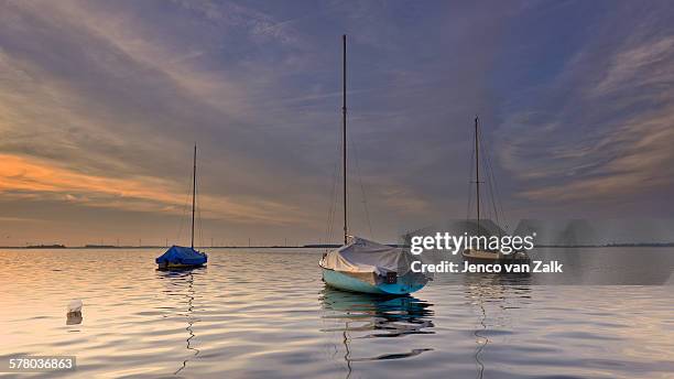 vessels at sunset - harderwijk stockfoto's en -beelden