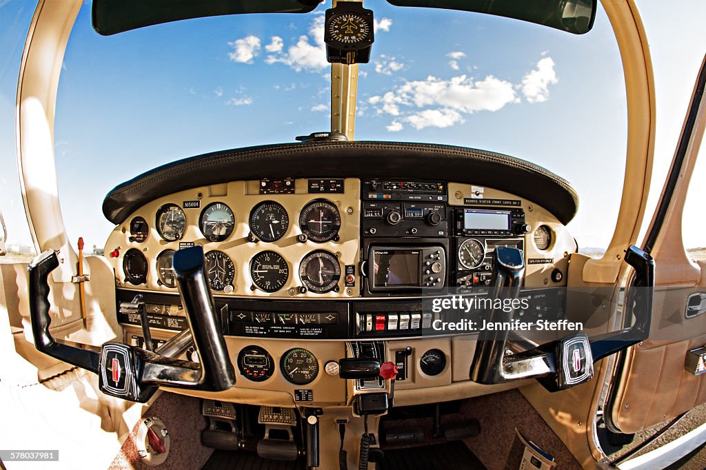 Piper Cherokee cockpit
