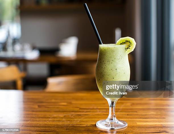 the organic fresh kiwi juice on wood table with sunlight - green apple slices stock pictures, royalty-free photos & images
