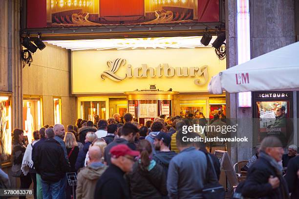 リヒトブルク・エッセン映画館の入り口で列を作った人々 - エッセン ストックフォトと画像