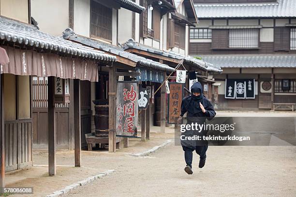 homem fantasia ninja guerreiro nos estúdios toei em kyoto japão - toei studios kyoto - fotografias e filmes do acervo