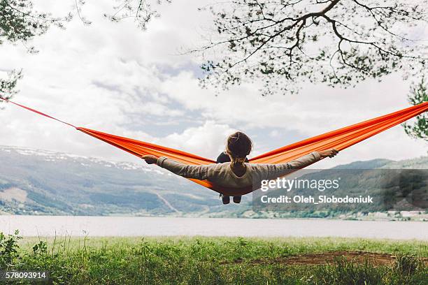 femme dans un hamac - voss photos et images de collection