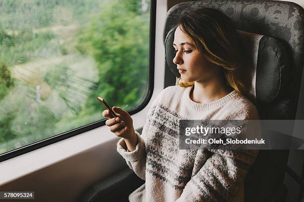 mujer en tren con smartphone - northern rail fotografías e imágenes de stock