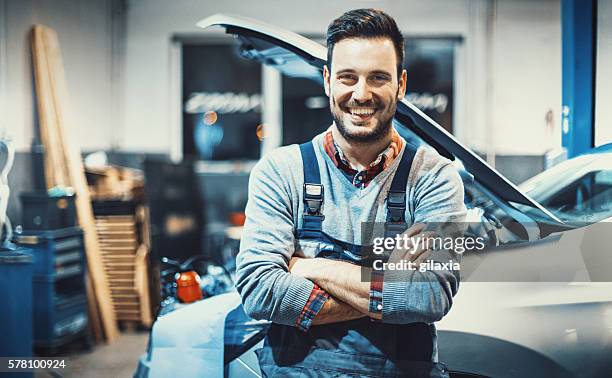 mecánico de automóviles en el lugar de trabajo. - repair shop fotografías e imágenes de stock