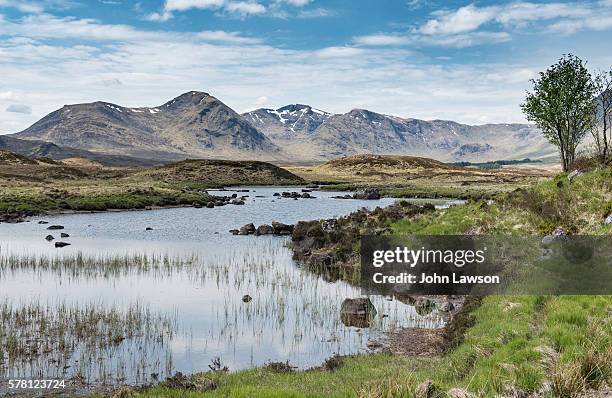 lochan na stainge, rannoch moor, scotland - loch gewässer stock-fotos und bilder