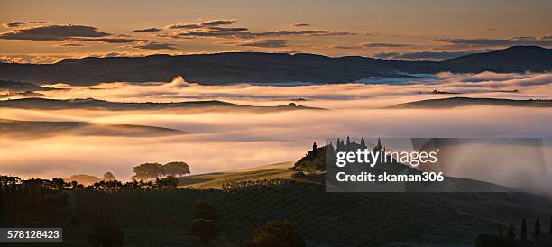 morning scenic mist of tuscany - pienza stockfoto's en -beelden