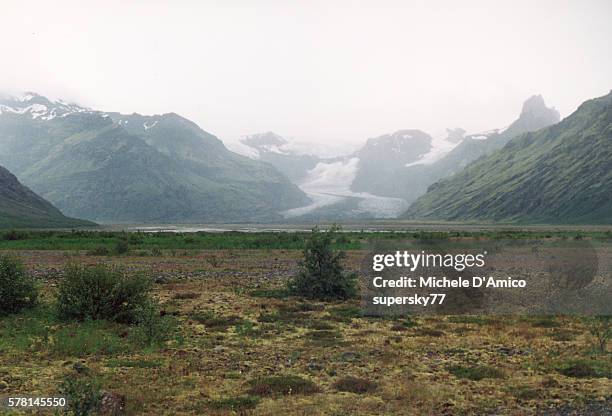 morsàrdalur nad morsàrjökull glacier. - rainwater basin stock pictures, royalty-free photos & images