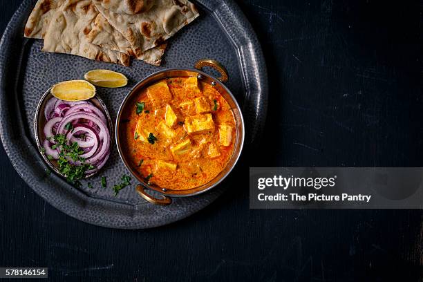 paneer butter masala served with nan & salad - paneer tikka stock-fotos und bilder