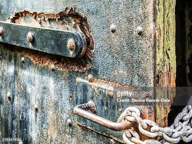 rusted bolts, latch, chain and handle on door - ニュージャージー州サンディフック ストックフォトと画像
