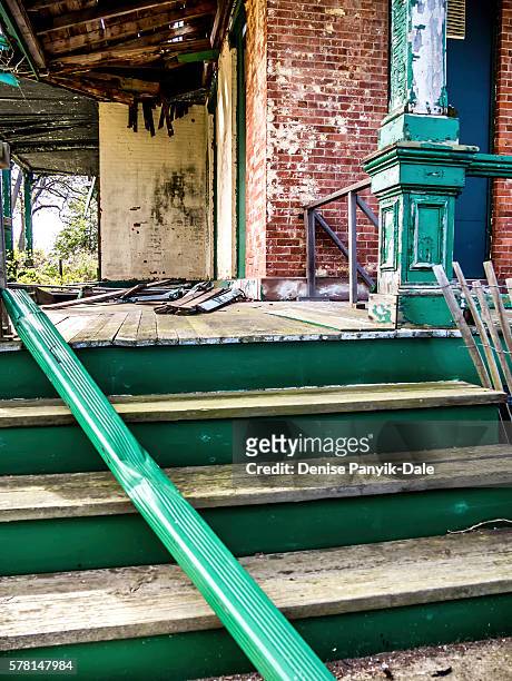 side porch on abandoned building - ニュージャージー州サンディフック ストックフォトと画像