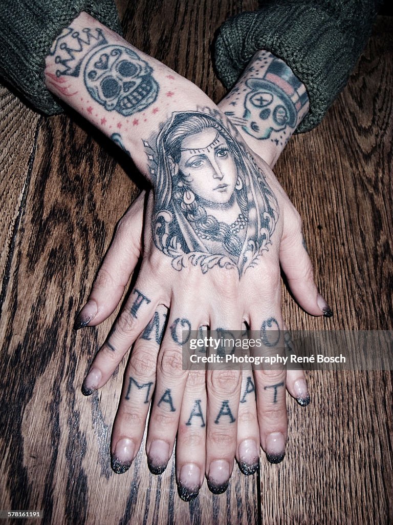 Hands of a woman tatoo artist