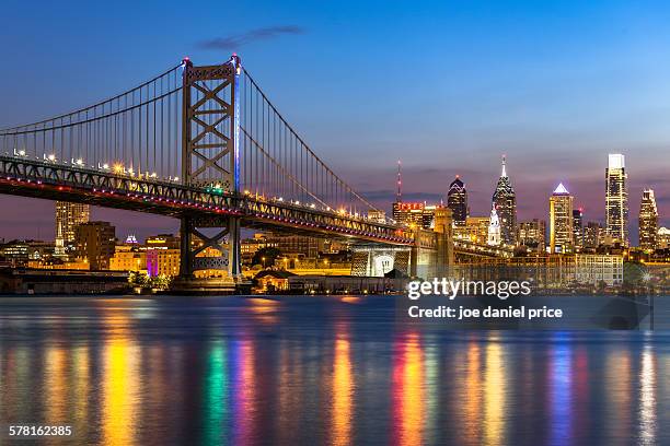 benjamin franklin bridge, philadelphia, america - philadelphia skyline bildbanksfoton och bilder