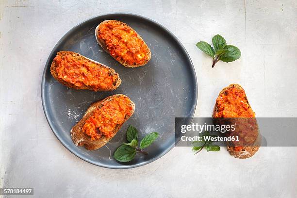 crostini with tomato - spread stock-fotos und bilder