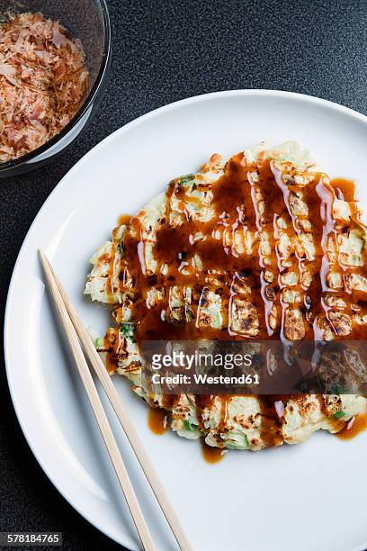 plate with okonomiyake and chopsticks - okonomiyaki 個照片及圖片檔