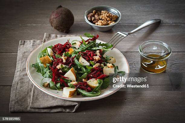 plate of beetroot salad with rocket and walnuts - roquette photos et images de collection