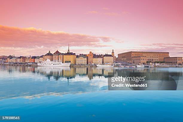 sweden, stockholm, view on the royal palace and gamla stan, old town - stockholm county stock-fotos und bilder