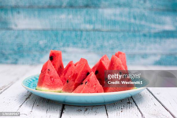 chopped watermelon on blue plate - pastèque photos et images de collection