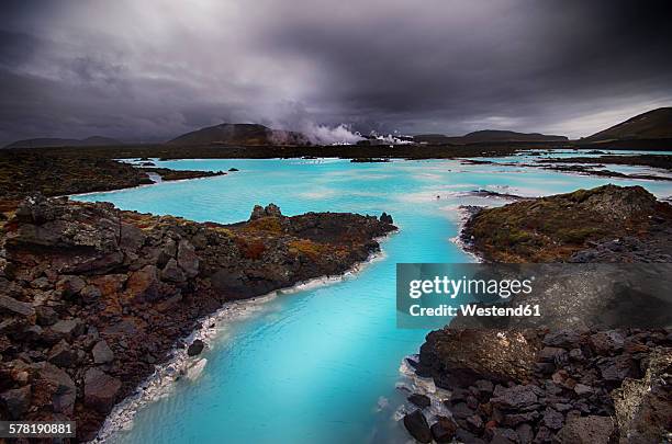 iceland, view to blue lagoon - blue lagoon ijsland stockfoto's en -beelden