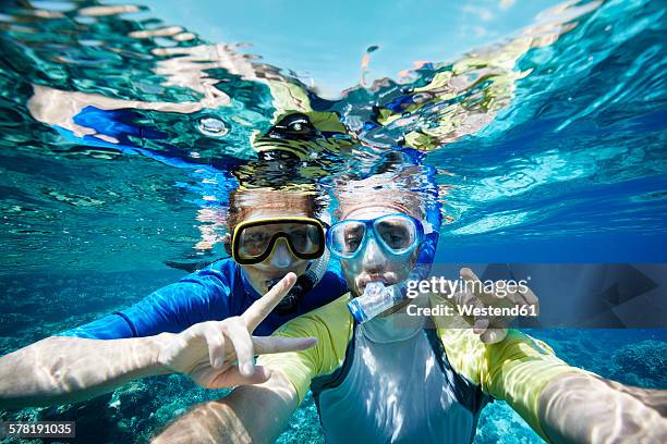 maldives, portrait of couple snorkeling in the indian ocean - schnorchel stock-fotos und bilder