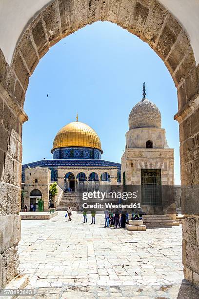 israel, jerusalem, view through arch to dome of the rock at temple mount - ancien site du temple de jérusalem photos et images de collection