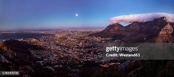 south africa, cape town, panoramic view of cape town with signal hill and table mountain seen from lion's head at full moon - table mountain stock-fotos und bilder