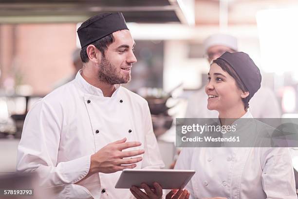 Chefs Talking Photos and Premium High Res Pictures - Getty Images