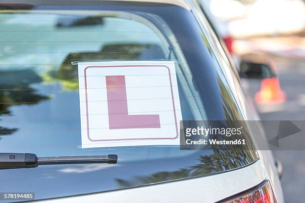 l-plate in car window - learner driver stock-fotos und bilder