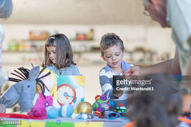 kids having a garage sale - geld verleihen freunde stock-fotos und bilder