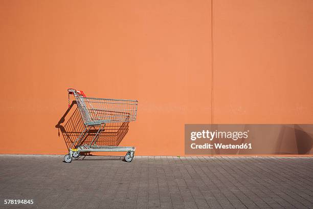 empty parked shopping cart - vagn bildbanksfoton och bilder