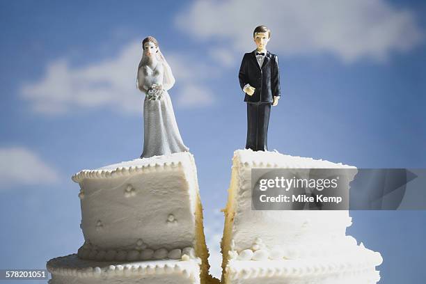 wedding cake visual metaphor with figurine cake toppers - hochzeitstorte stock-fotos und bilder