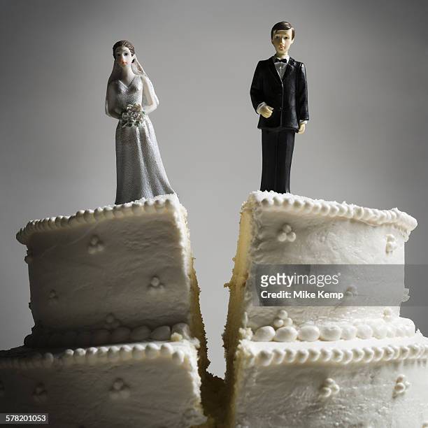 wedding cake visual metaphor with figurine cake toppers - wedding cake figurine photos et images de collection